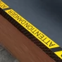 Černo-žlutá korundová protiskluzová páska s potiskem FLOMA Attention Danger - 18,3 m x 7,5 cm a tloušťka 0,7 mm