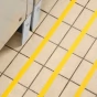 Žlutá plastová voděodolná protiskluzová páska FLOMA Resilient Standard - 18,3 m x 5 cm a tloušťka 1 mm