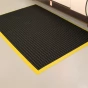Černo-žlutá univerzální protiskluzová olejivzdorná průmyslová rohož (mřížka 22 x 10 mm) - 120 x 60 x 1,2 cm